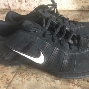 Women Nike black tennis shoes